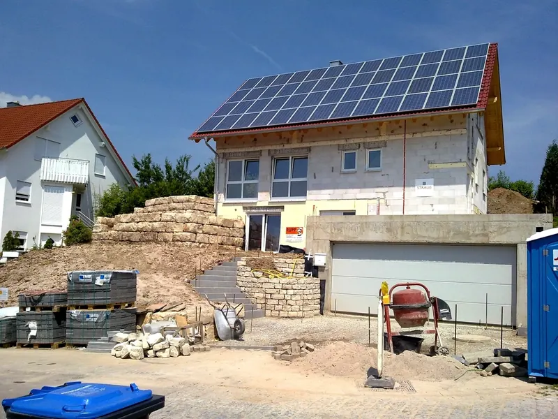 Maison neuve dont le toit est entièrement équipé de panneaux photovoltaïques